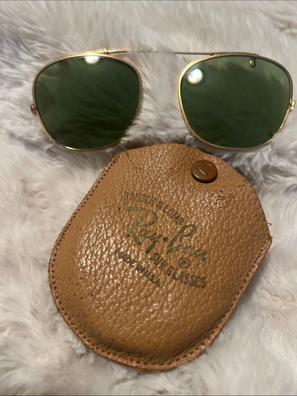 Ray-Ban Men’s glass lens Gold Frame Sunglasses in green with a Tan Pouch